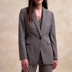 Banana Republic Italian wool Classic 3-piece Suit Size 10